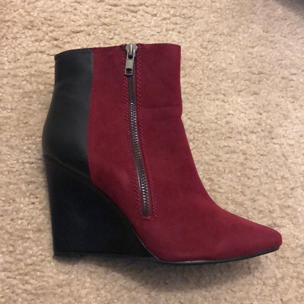 A.X.N.Y. Ankle booties with a wedge.